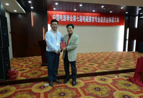 張波教授為黃學軍秘書長頒發聘書